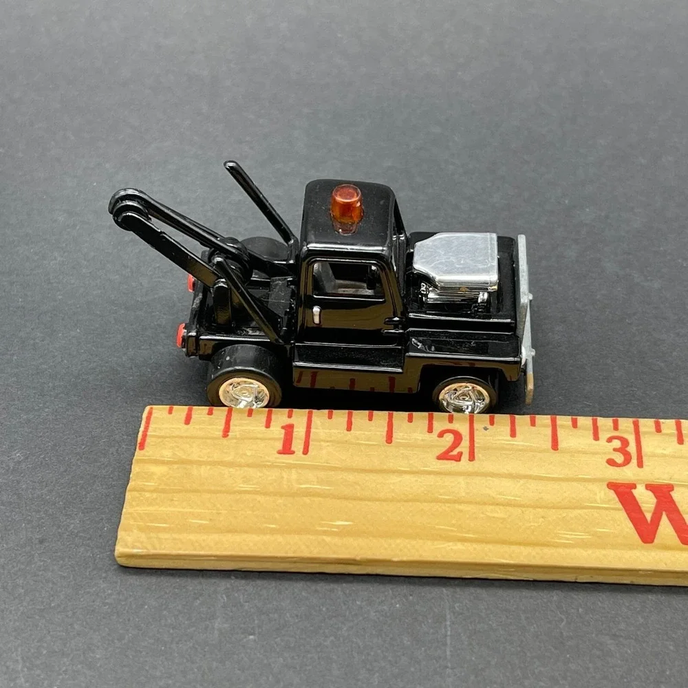 Johnny Lightning‎ The Lost Toppers 1971 Tow'd Tow Truck Black Diecast 1/64 Loose
